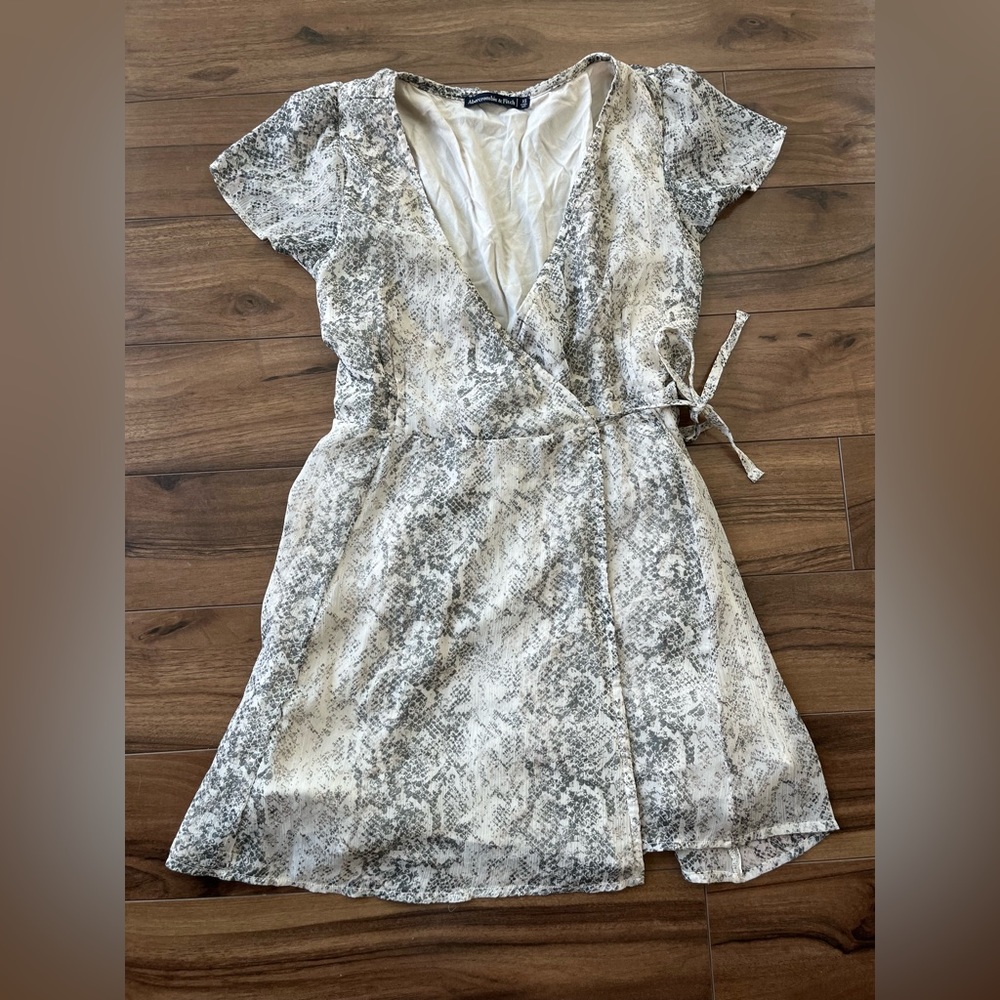 Abercrombie and fitch True Wrap dress grey snake skin pattern